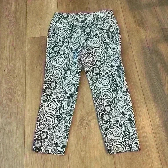 Boutique women’s size Large in blue, and white floral straight leg cropped pants