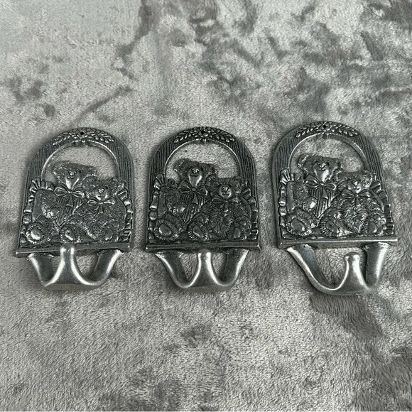 Teddy Bear Themed Wall Hooks Set Of 3 Pewter Cottagecore Nursery‎ Decor Vintage