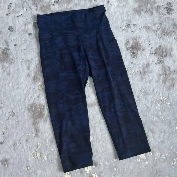 EUC Dark Camo Capri Yoga Leggings with Two Side Pockets and Interior Back Pocket