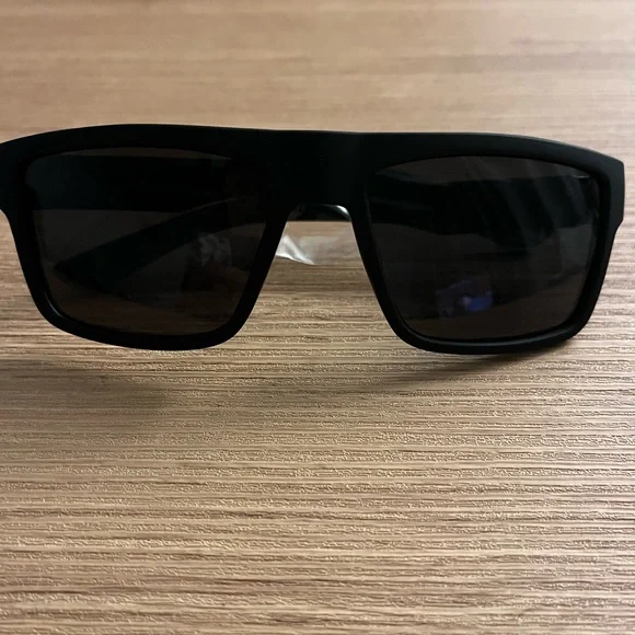Polarized modern sunglasses