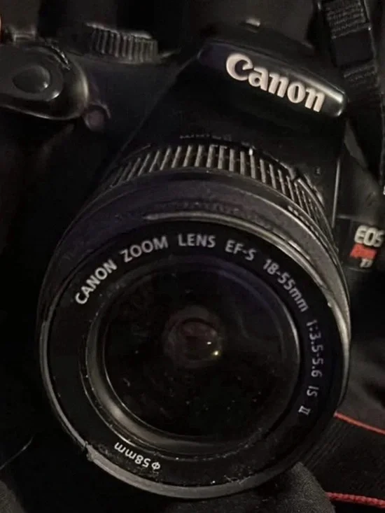 Canon DSLR with Canon Zoom Lens — Black