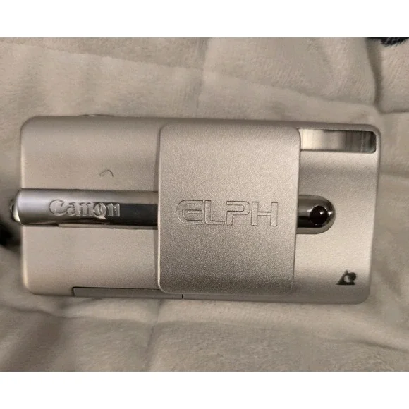 Canon ELPH Z3 Compact Digital‎ APS Point Shoot Camera Zoom W/ Case