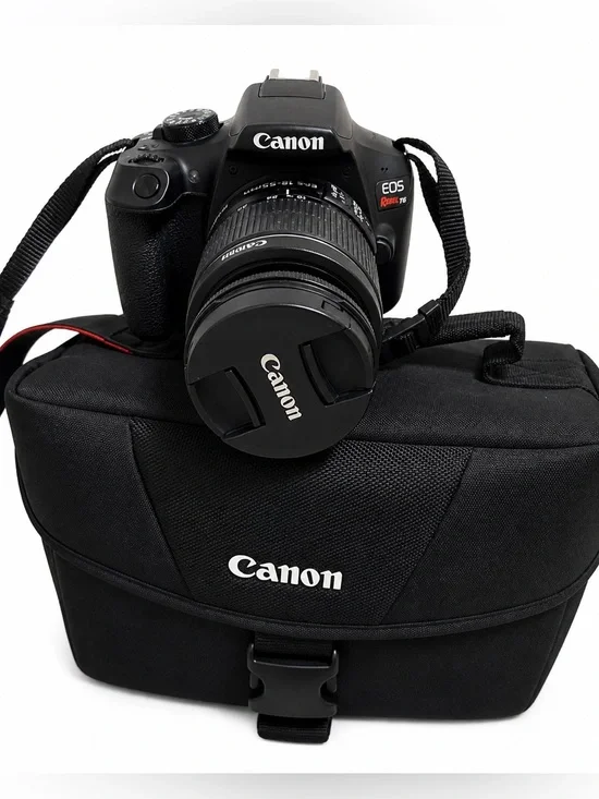 NWOT Canon DSLR Camera with Black Lens and Black Bag
