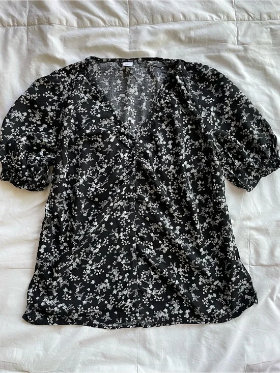 Old Navy Black Floral V-Neck Puff Sleeve Blouse Size Medium
