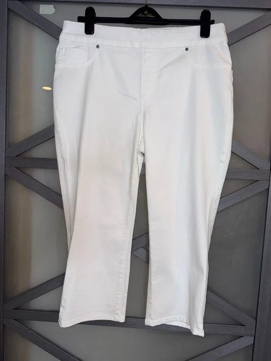 Chico's White Pull On Capris size 2/12