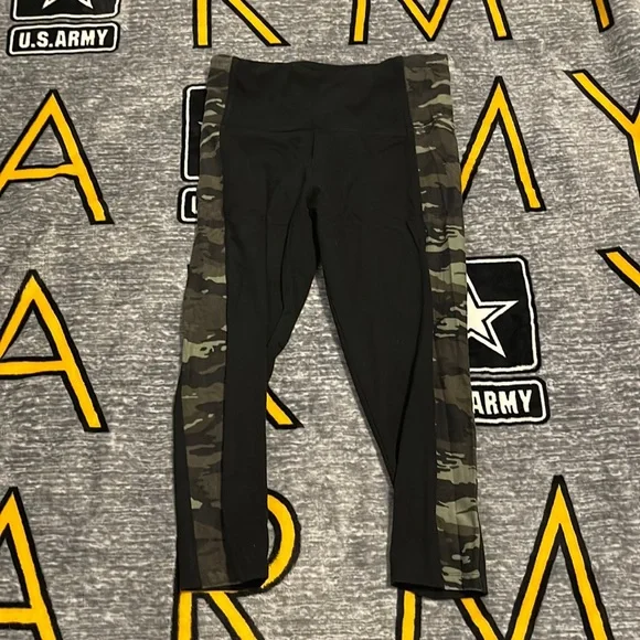 Victoria’s Secret Sport Camouflage Crop Leggings.