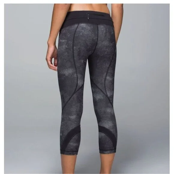 Lululemon Run Inspire Crop II All Full-On Luxtreme Sequin Snake Black Leggings 8