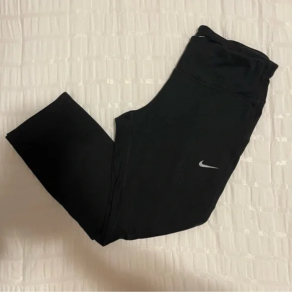 Nike Women's Black Cropped Leggings RN#56323 Medium