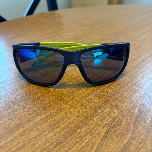 Foster Grant Black Wrap Sunglasses Green Textured‎ Arms Sporty