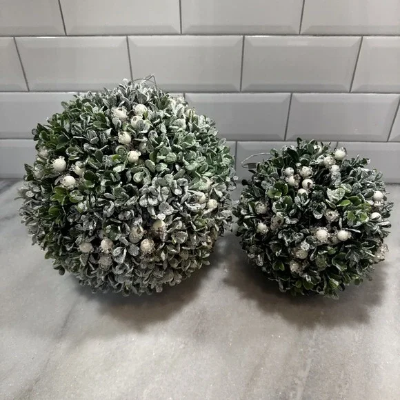 9in& 6in Snow Flocked Boxwood And White Berry Holiday Topiary Kissing Balls GWB4
