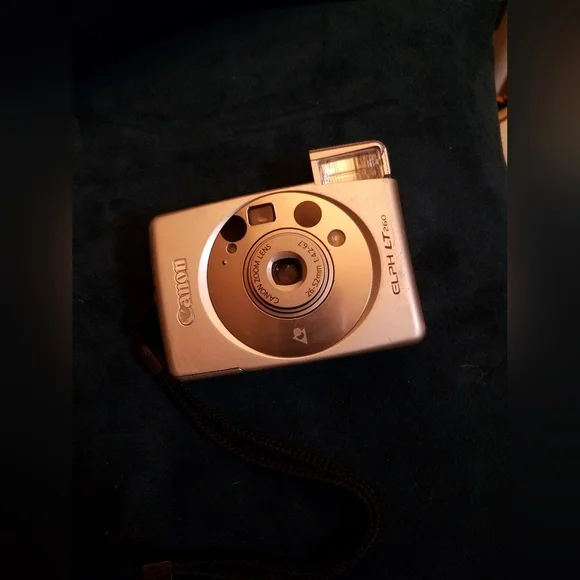Canon ELPH LT 260 Camera Zoom 26-52 mm Point & Shoot