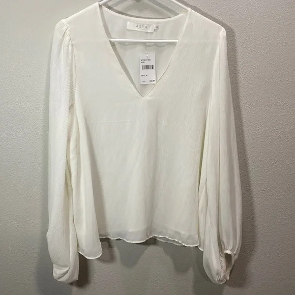 5 for $25 ASTR the Label v neck blouse long‎ sleeve blouse white
