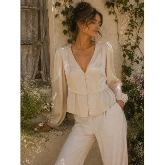 Old Navy Womens Champagne Satin V-Neck Button-Front Peplum Puff Sleeve Top M NEW