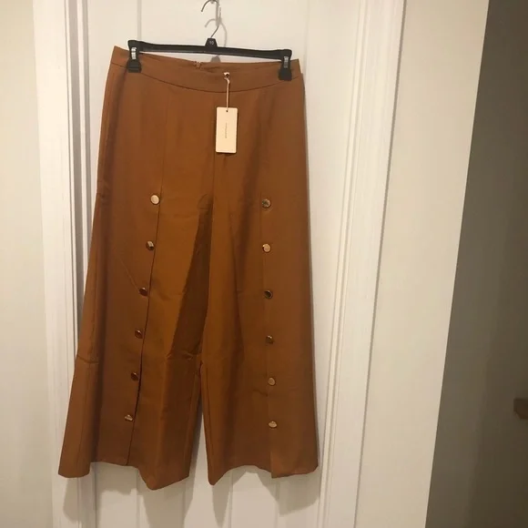 𝅺M NWT Wide leg Capri pants
