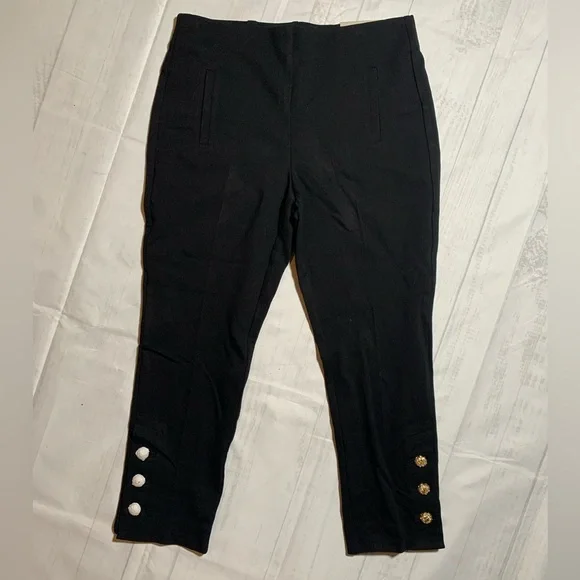 NWT Chico’s Juliet Button Hem Ankle pant. Size 0.5. (6).