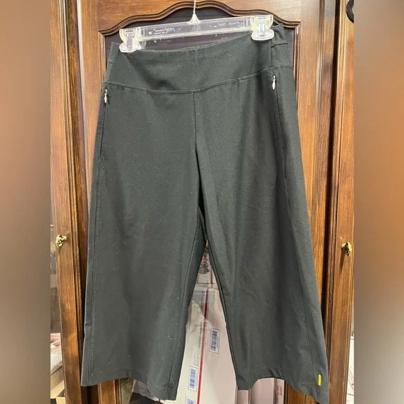Lucy Everyday Wear Black Capri Activewear Pants