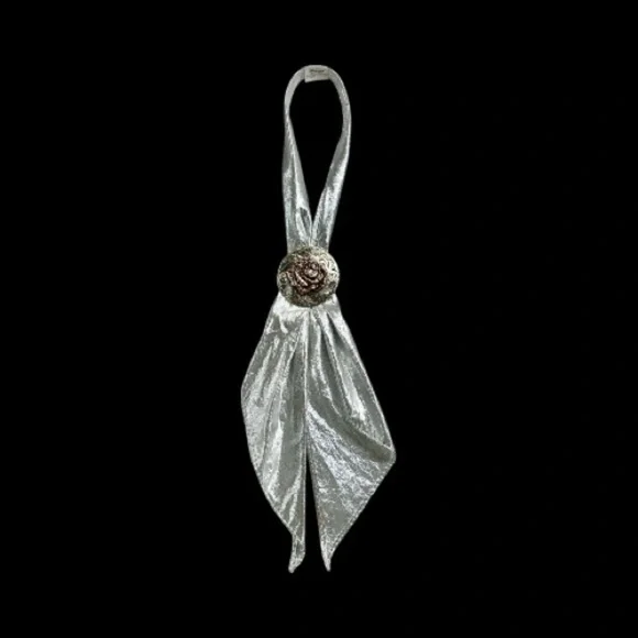 FASHIONWEST, 41” SHIMMERY SILVER BOLO TIE. COMES WITH AN AUSTIN ACCENT SLIDE.
