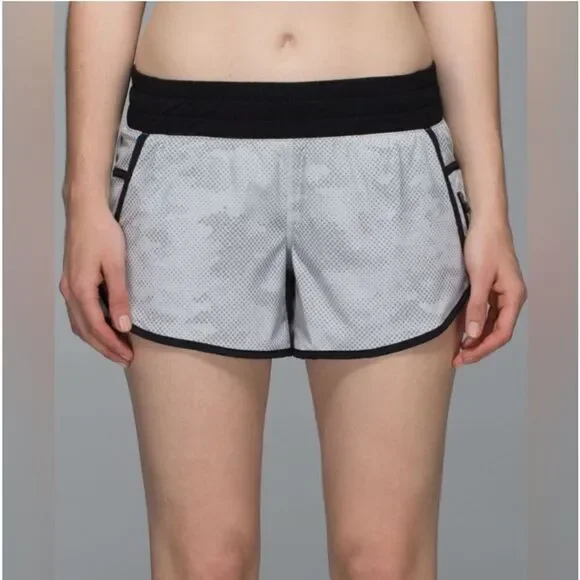 Lululemon Womens Tracker Short III 4 Way Stretch Running Workout Size 8