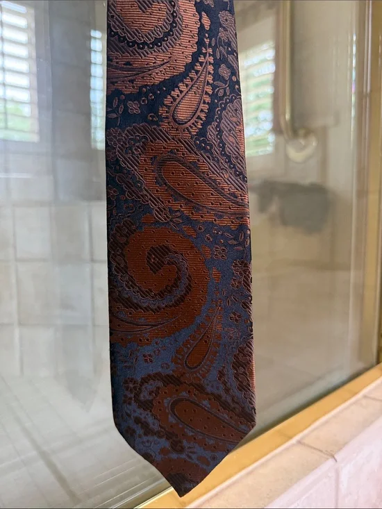Gucci bronze Paisley Silk Tie with black background