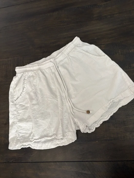 Women’s White Drawstring Scallop Hem Shorts
