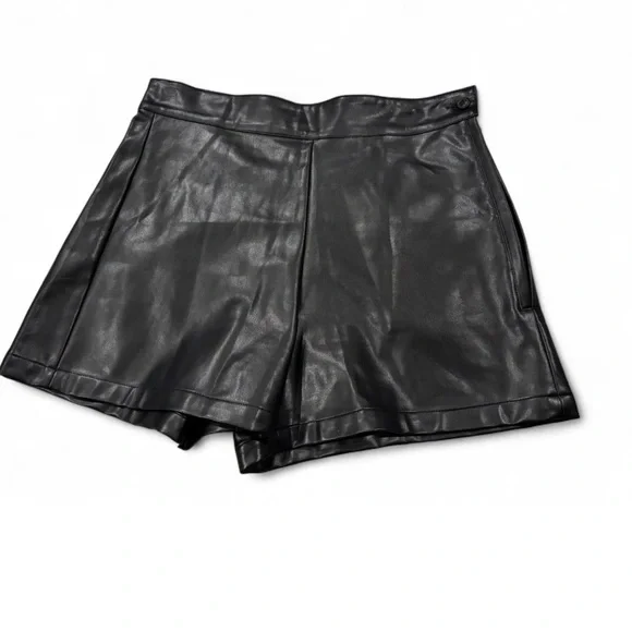 Everbellus Black Faux Leather High Waisted Structured Shorts Size Medium