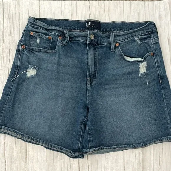 Gap Woman’s blue 5” denim shorts size 12