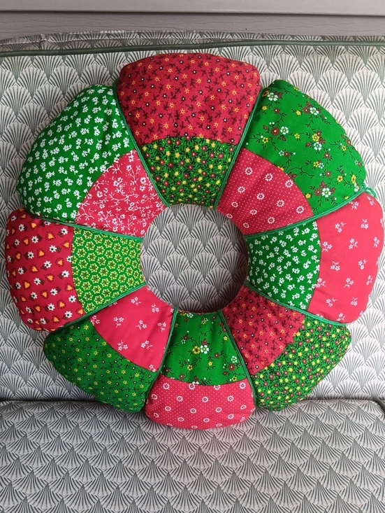 Vintage Handmade Country Christmas Patchwork Fabric Wreath. 18