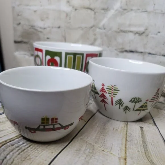Crate & Barrel Julia Rothman Yule Town Christmas Nesting Bowls Set of 3