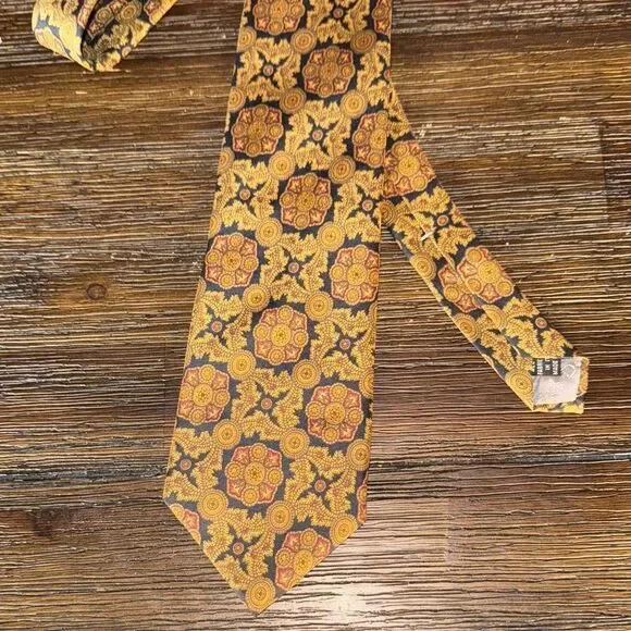 Christian Dior Elegant Gold and Black Patterned silk Tie