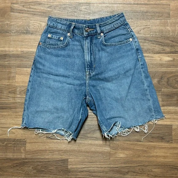 Divided H&M frayed medium wash mid-length women’s denim mom jean shorts Size 0