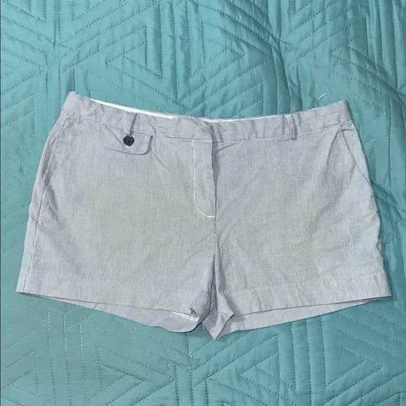 Old Navy Mid Rise Pinstriped 3-inch Shorts Size: 10