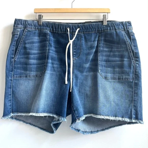 Torrid Mid-Rise Pull-On Jeans Shorts Raw Hem in Rum Coke Blue Wash Size 3X