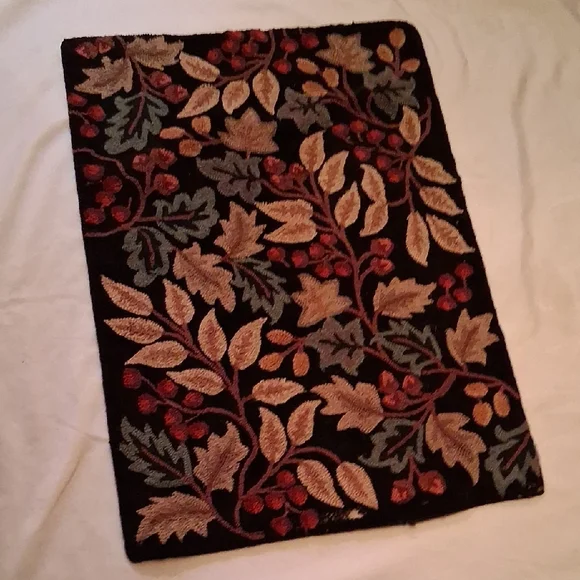 Crate & Barrel (#1) Woodland Handhooked rug- 24 x 36 inches