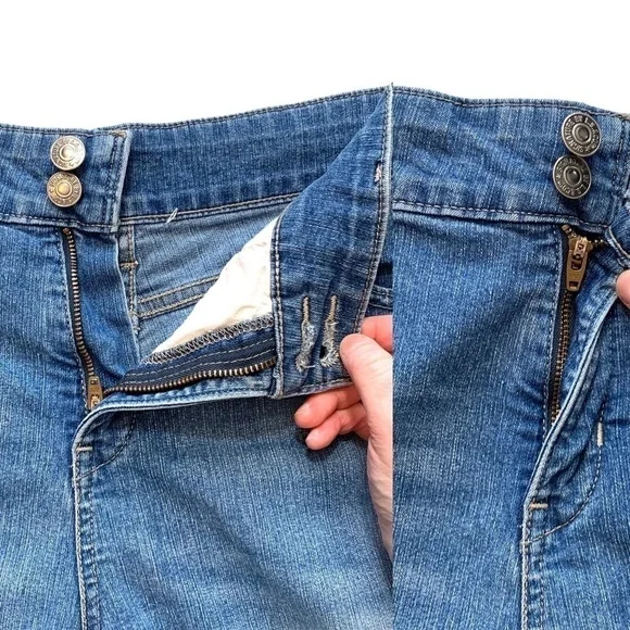 Levi's Signature Medium Wash Blue Jean Shorts Size 30