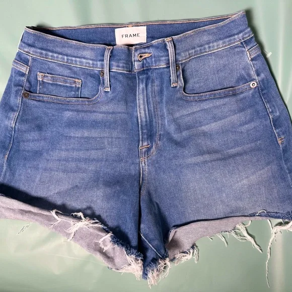 🅽🅴🆆 FRAME Cromwell blue denim cotton jean shorts with frayed hems, size 28