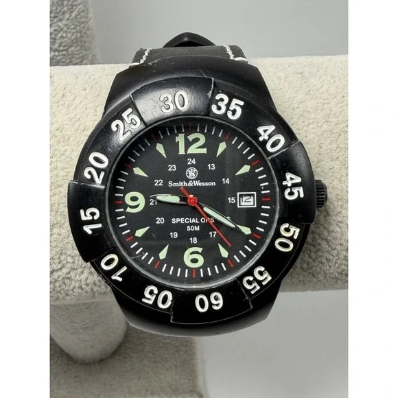 Smith & Wesson Special Ops Mens Watch New Battery 42MM 8