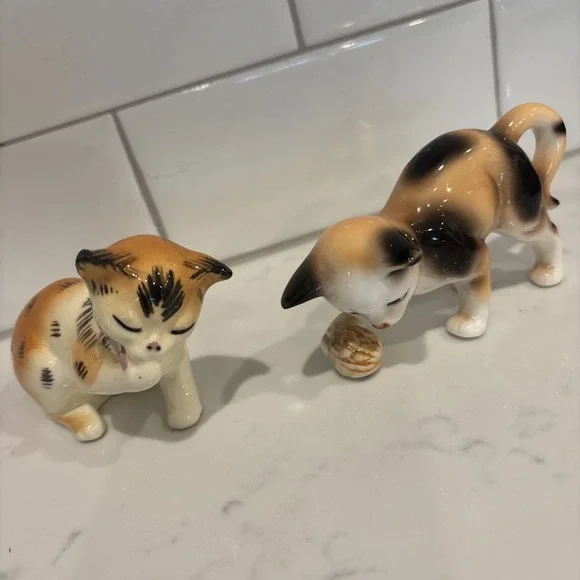 Vintage Set of 2 Hand Painted‎ Cat Figures Porcelain Orange Calico Tabby Kittens