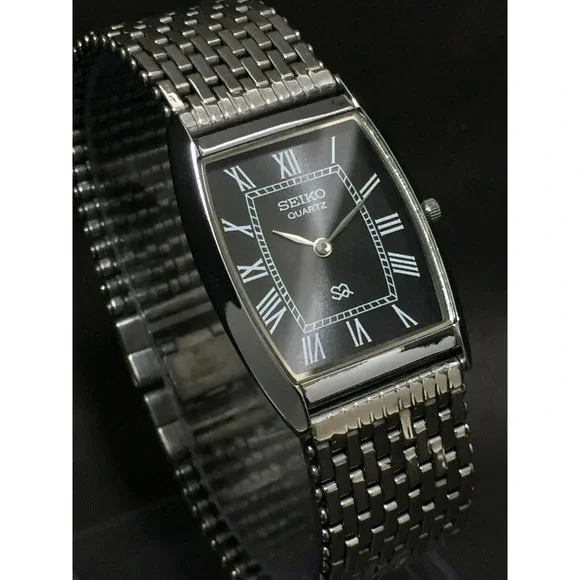 Vintage Style Seiko Quartz Mens Silver Watch & Black accents W/ Metal Strap