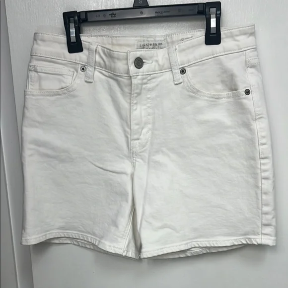 Lucky brand white denim Mid Rise short “Ava” Sz. 6/28, 6”inseam, 9“rise, EUC