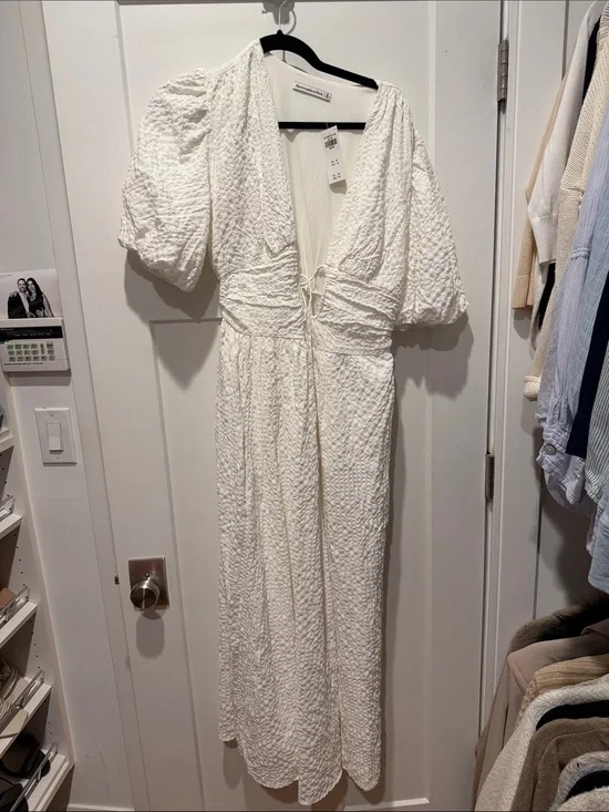 Abercrombie & Fitch front tie Ivory Textured Puff-Sleeve Maxi Dress