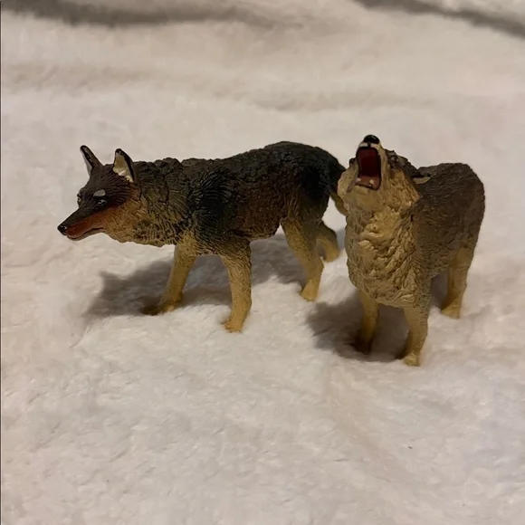 VTG 1990 Timber Wolf Safari LTD Hand Painted Howling Wolf & standing wolf