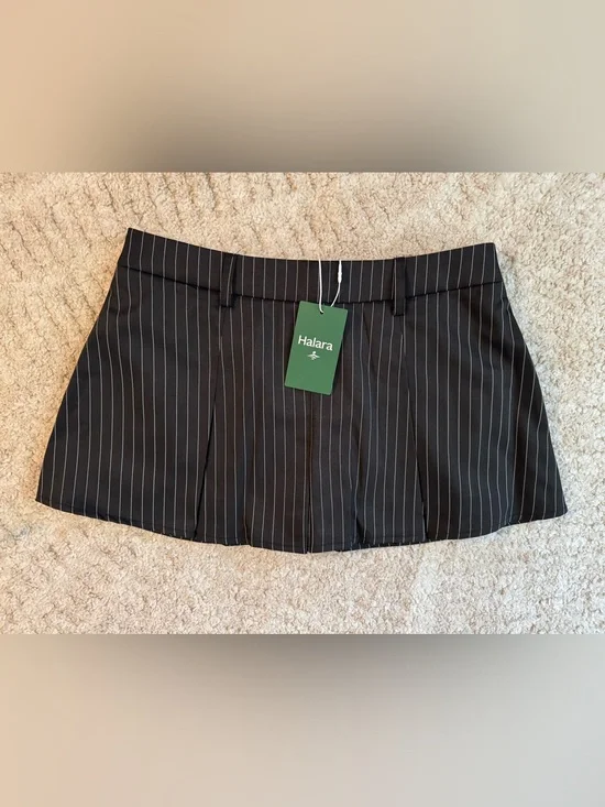 Halara black & white pinstripe mini skort, size Small. NWT.