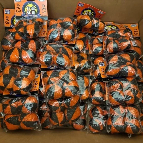 33 packages (132 toys) Halloween Glitter ball cat toy 4 packs kitty balls light