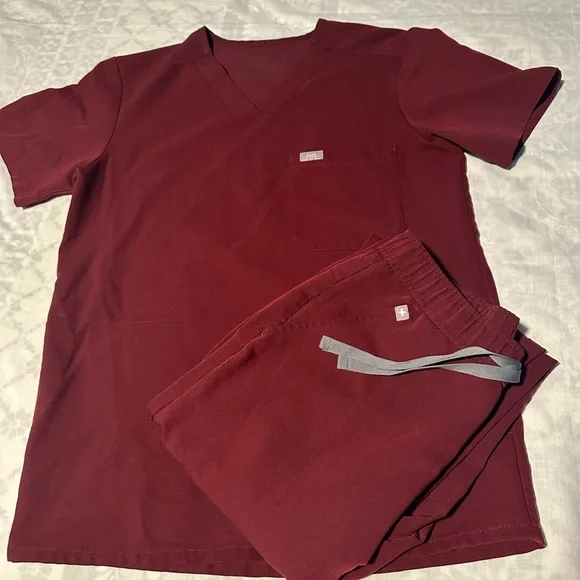 Figs burgundy Scrub men jogger Set size top XS pants S