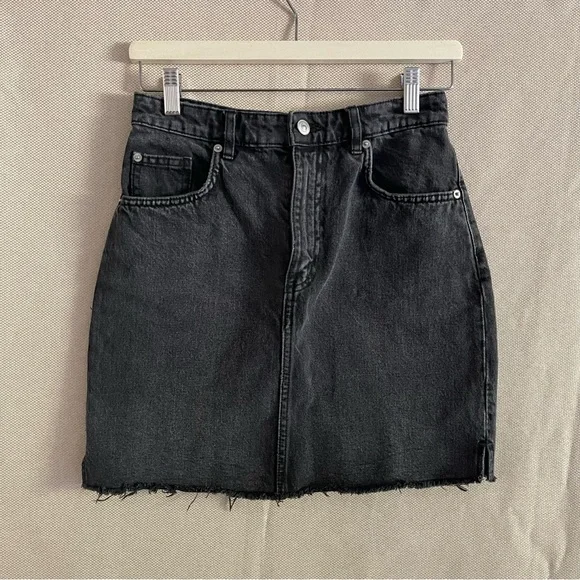 H&M Black Denim Mini Skirt Sz 6 - Raw Hem Grunge Style High Waisted
