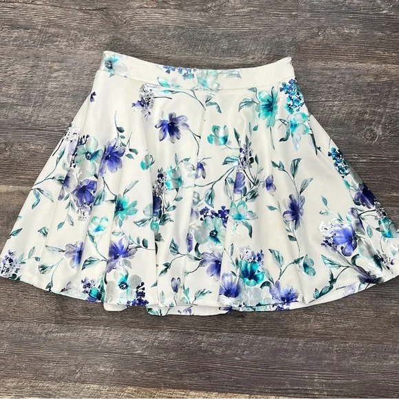 City Vibe Floral A-Line Skirt - White and Blue size medium M? B129