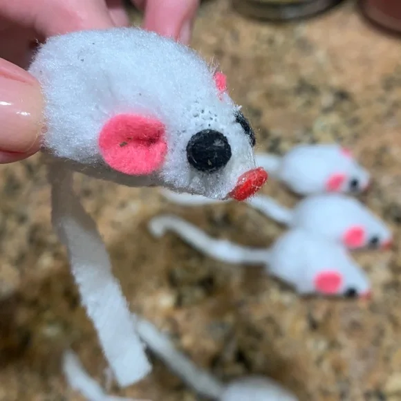 11 like new Set of White and Pink Toy 🐁 mice for cats with catnip inside, must !