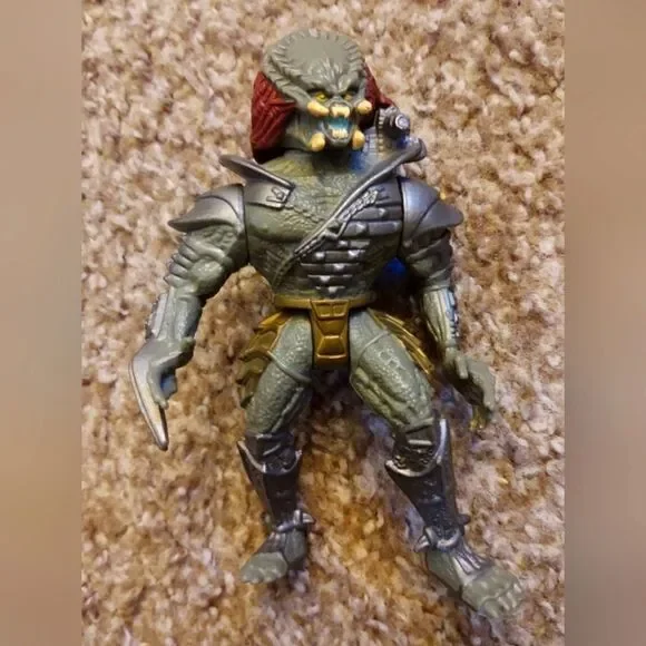 Kenner 1993 Scavage Predator Action Figure Used 5 inch Green Grey Gold PRE-OWNED