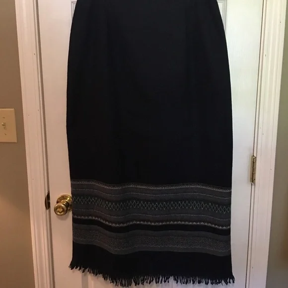 Goodclothes wool blend midi skirt. Sz 14, lined, frayed hem, zips in back.