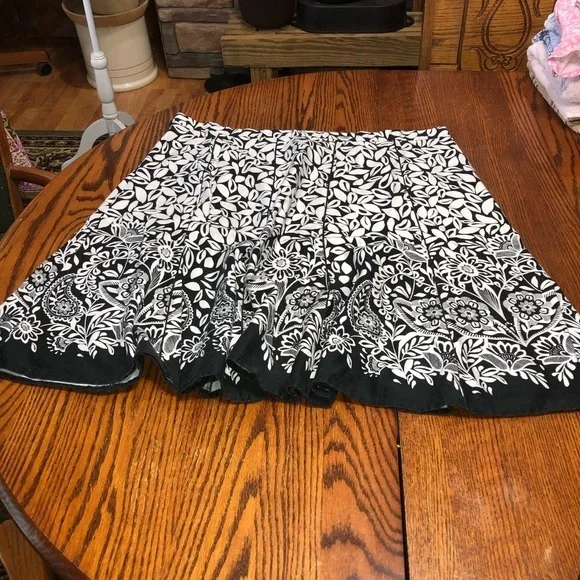 DRESSBARN WOMAN SIZE 20 W BLACK & WHITE FLORAL PAISLEY FULL SKIRT.